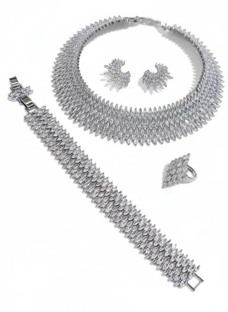 طقم بأحجار الزركون باللون الفضي