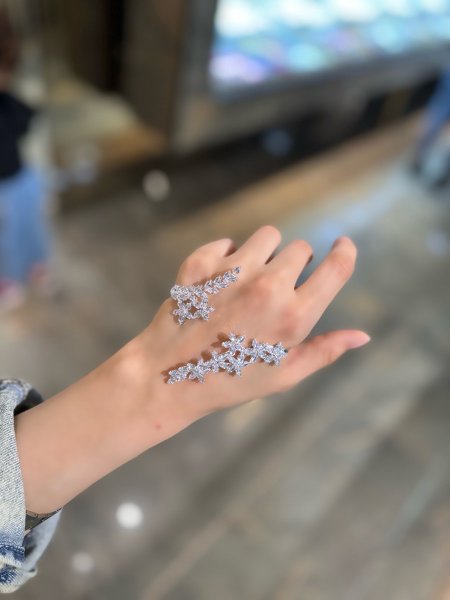 اسوارة بأحجار الزركون