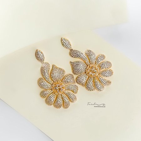 اقراط مرصعة بأحجار الزركون.