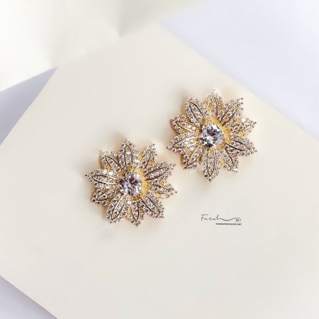 اقراط مرصعة بأحجار الزركون.