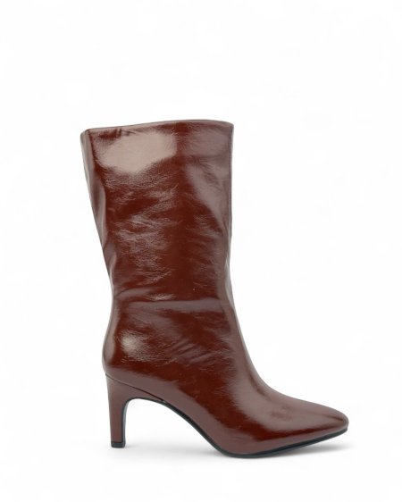 جزمة جلد لامعة بمقدمة مدببة وكعب رفيع