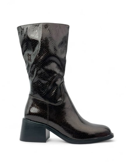 بسطار ساق متوسطة، بنقشة جلد الثعبان اللامعة وكعب عريض.