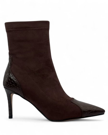 بوت شتوي قماش شامواه بمقدمة وكعب بنقشة التمساح وكعب رفيع.