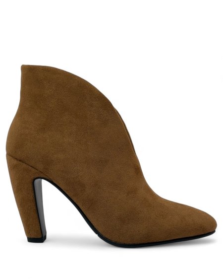 بوت نسائي شمواه مدبب بكعب عالي سميك وفتحة v واسعة من الأمام.