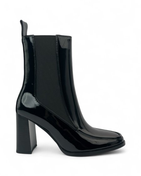 بوت تشيلسي نسائي - جلد لامع أسود - كعب عريض ومقدمة مربعة.