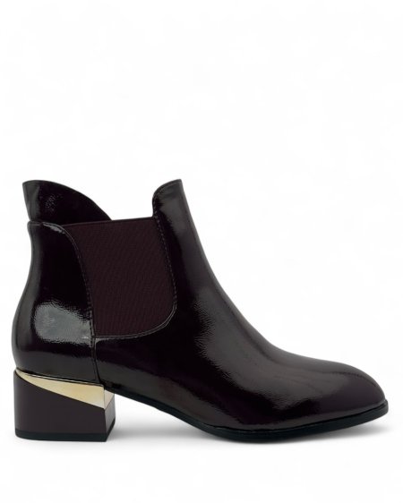 جزمة تشيلسي جلد لامع بكعب منخفض وتفصيل معدني ذهبي