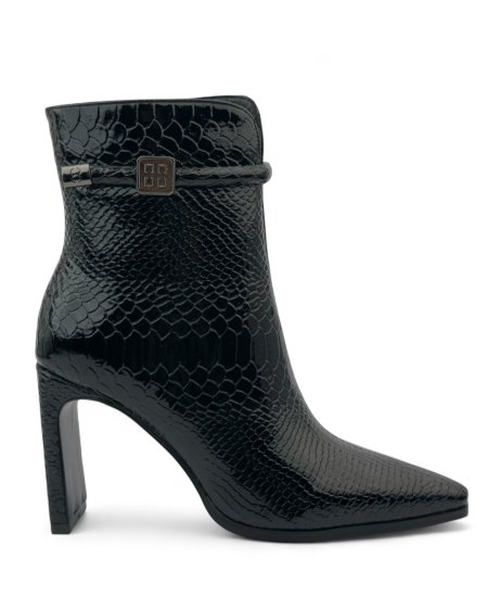 بوت كاحل نسائي أسود - جلد ورنيش بنقشة ثعبان - كعب عصري ومقدمة مدببة.