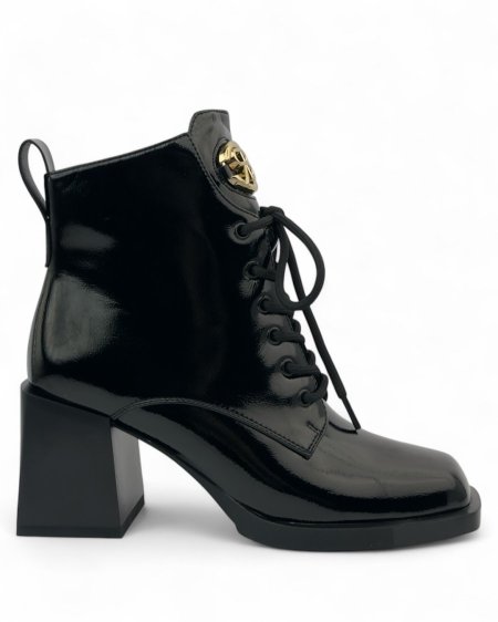 بوت  نسائي برباط - جلد أسود لامع - كعب عريض ومقدمة مربعة - تفصيل شعار ذهبي.