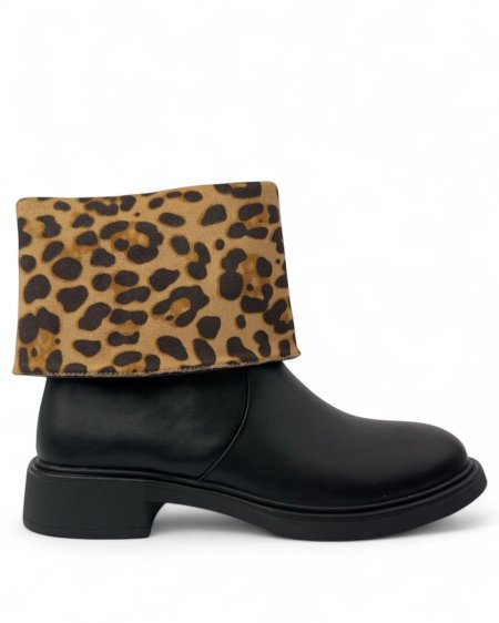 بوت أسود قصير بياقة قابلة للطي ونقشة نمر.